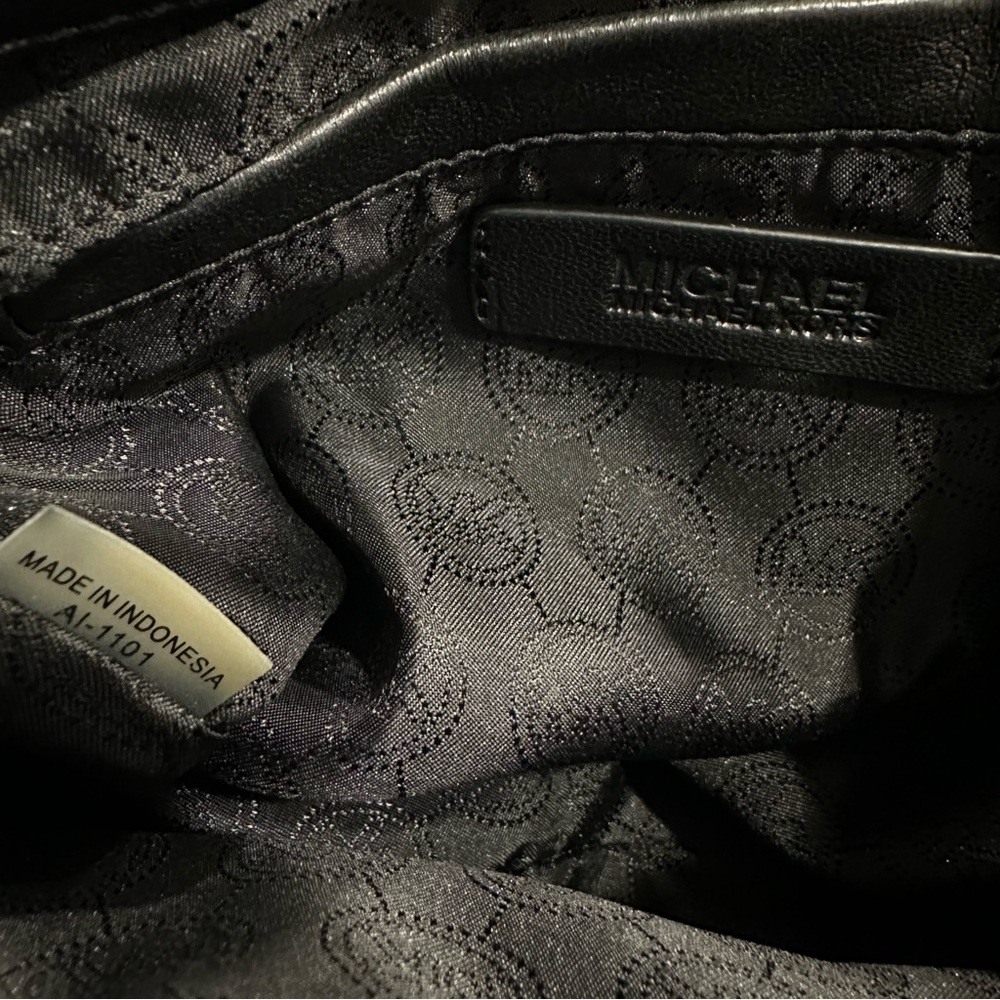 Michael Kors - Leather Shoulder Bag With Removable Crossbody Strap. EUC - Picture 8 of 16